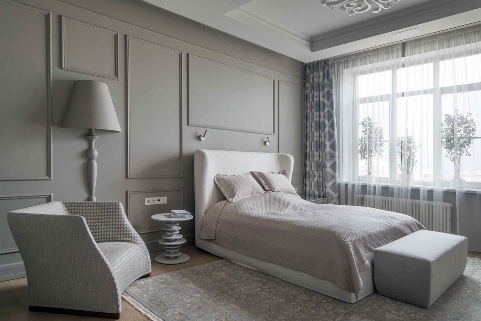 Пример оригинального дизайна: хозяйская спальня среднего размера в современном стиле с серыми стенами, светлым паркетным полом и бежевым полом
