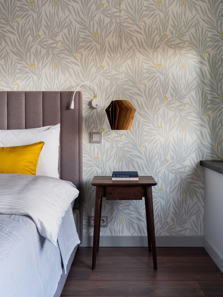Пример оригинального дизайна: хозяйская спальня среднего размера в современном стиле с разноцветными стенами, полом из ламината и коричневым полом