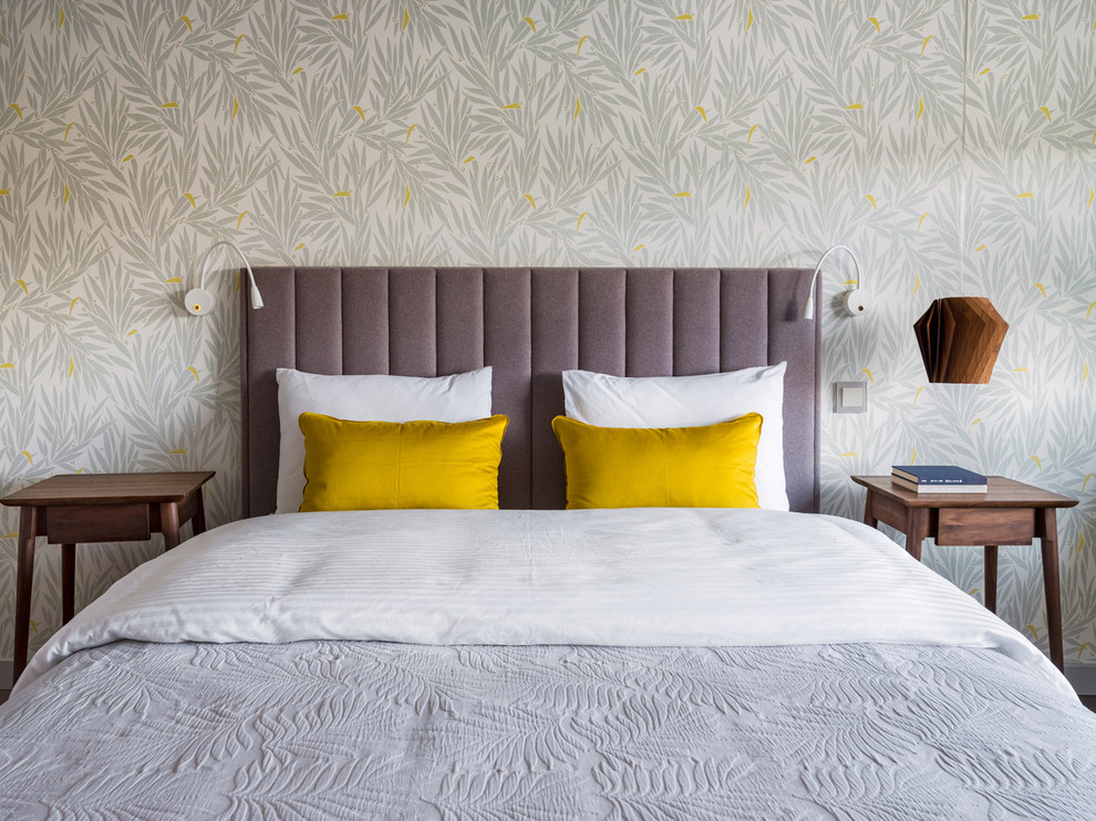 Идея дизайна: хозяйская спальня среднего размера в современном стиле с разноцветными стенами