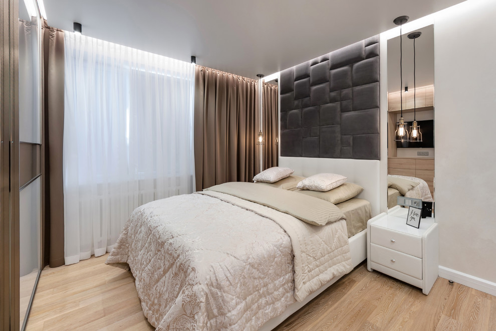 Стильный дизайн: хозяйская спальня среднего размера в современном стиле с полом из ламината, коричневым полом, белыми стенами и тюлем - последний тренд