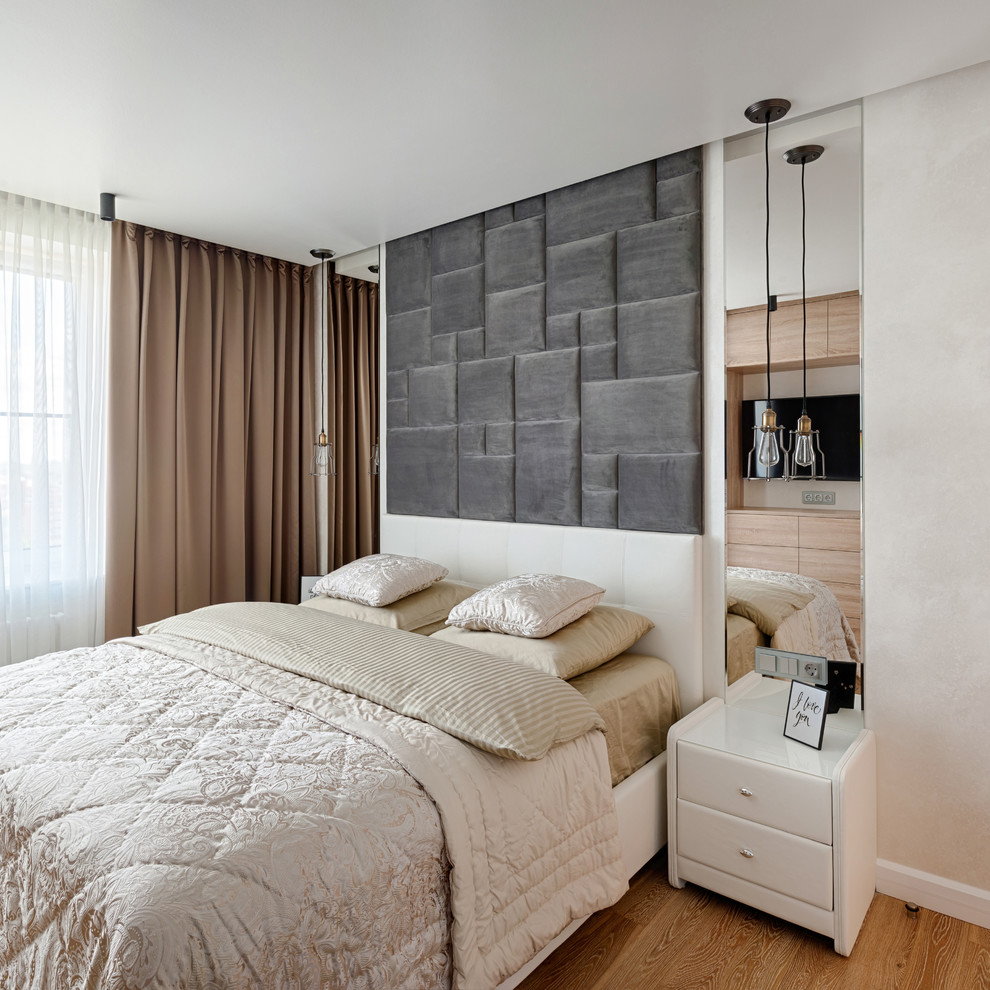 Идея дизайна: хозяйская спальня среднего размера в современном стиле с синими стенами, полом из ламината и коричневым полом