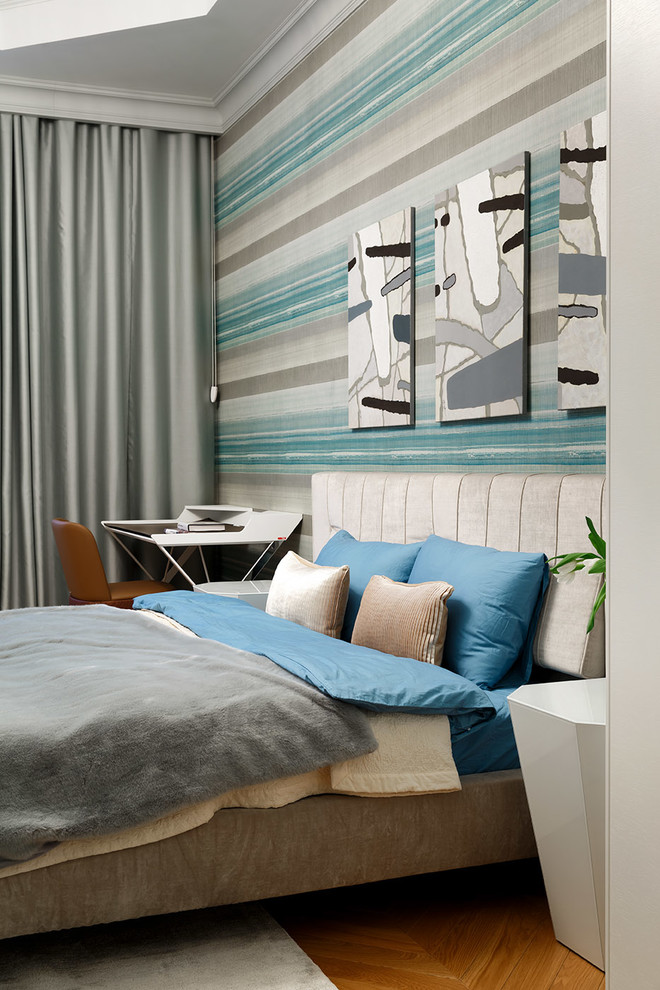 Источник вдохновения для домашнего уюта: хозяйская спальня в современном стиле с синими стенами и паркетным полом среднего тона без камина