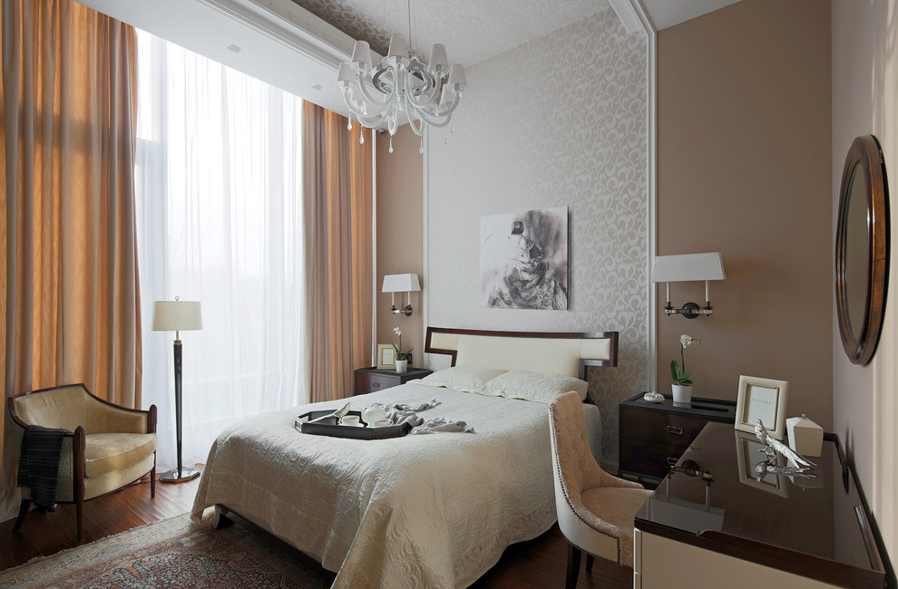 На фото: хозяйская спальня в современном стиле с бежевыми стенами, паркетным полом среднего тона и коричневым полом с