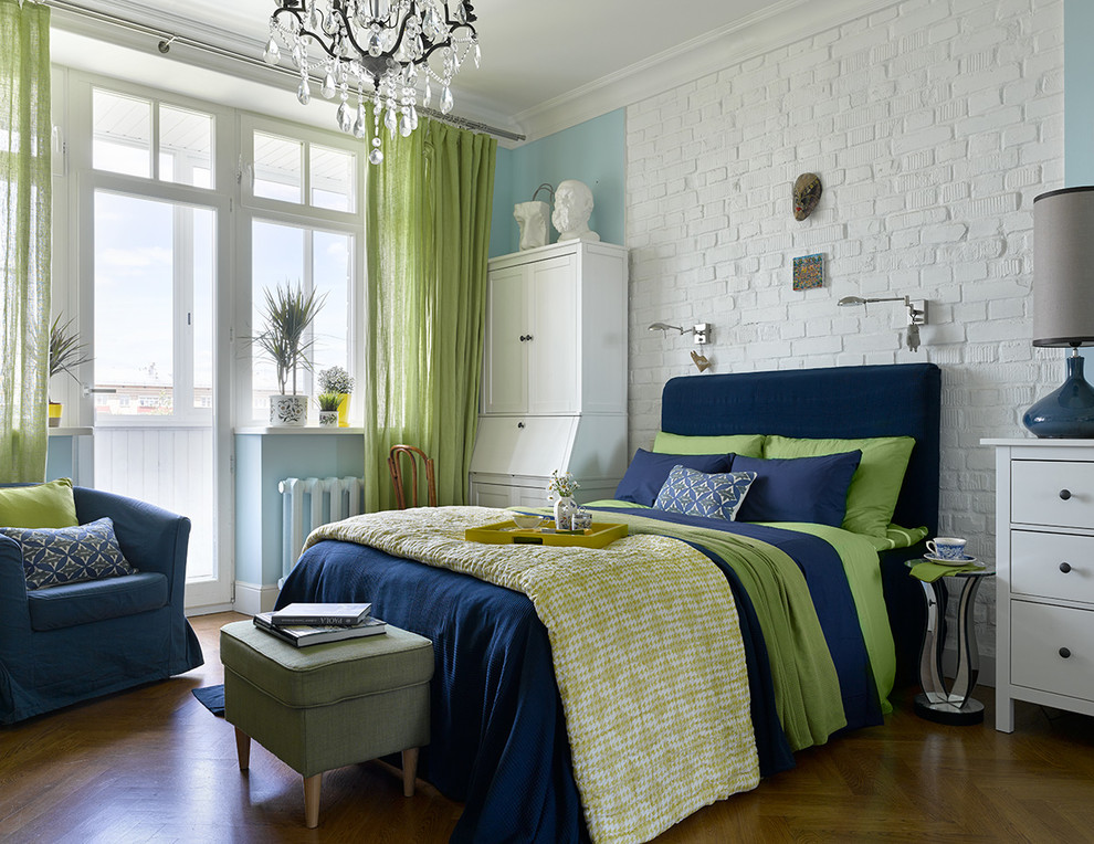Пример оригинального дизайна: спальня в стиле фьюжн с разноцветными стенами, паркетным полом среднего тона и коричневым полом
