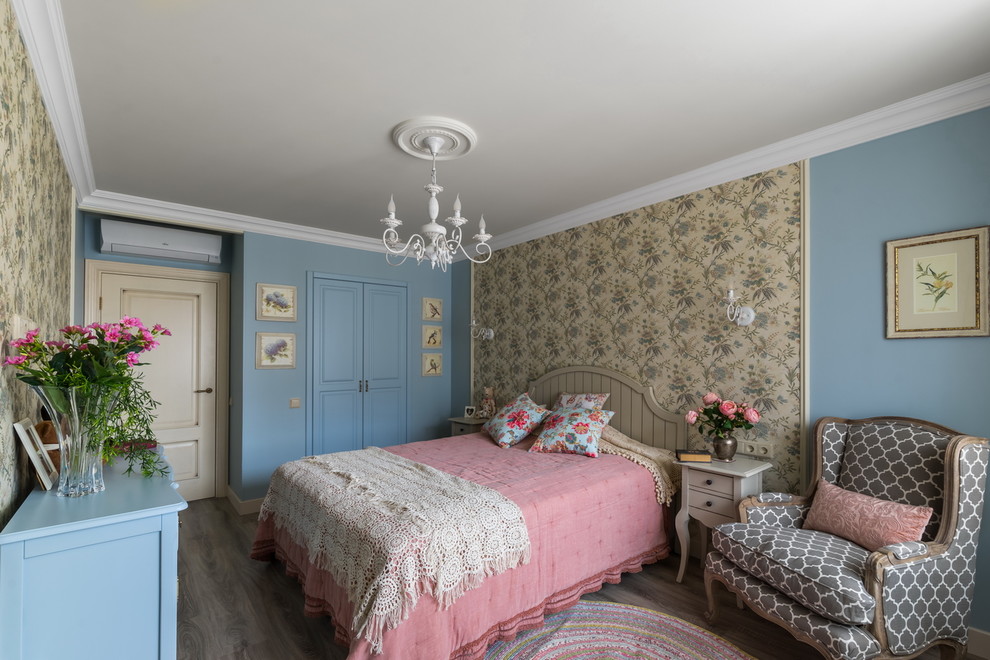 Immagine di una camera matrimoniale shabby-chic style con pareti blu e pavimento in laminato
