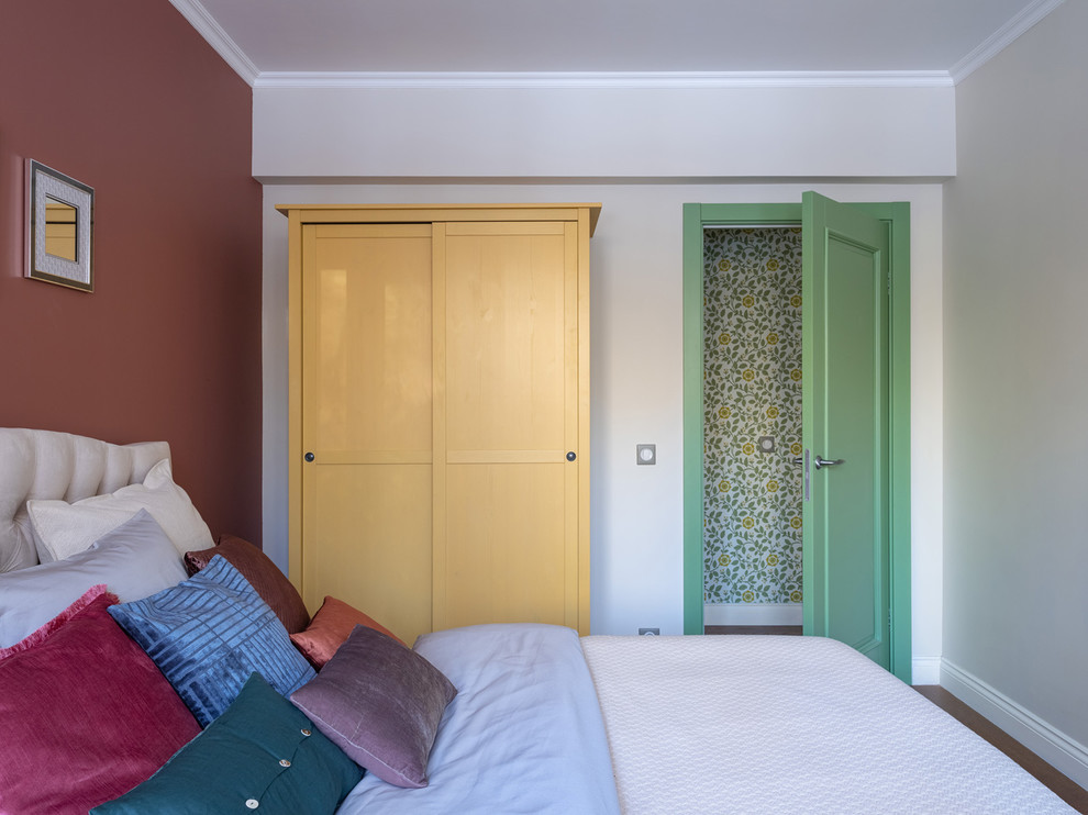 Источник вдохновения для домашнего уюта: маленькая хозяйская спальня в стиле ретро с разноцветными стенами, паркетным полом среднего тона и коричневым полом без камина для на участке и в саду