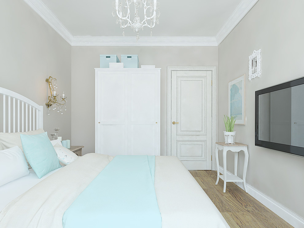 Kleines Landhausstil Hauptschlafzimmer mit beiger Wandfarbe, braunem Boden und Laminat in Sonstige