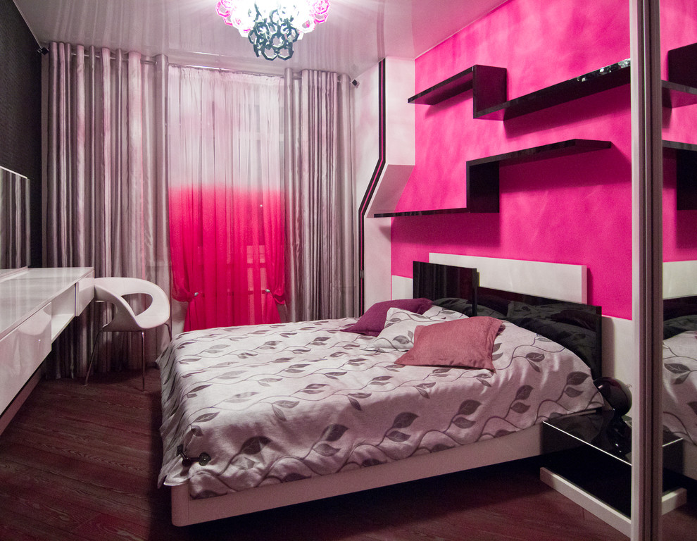 Imagen de dormitorio principal actual de tamaño medio con paredes multicolor y suelo de madera pintada