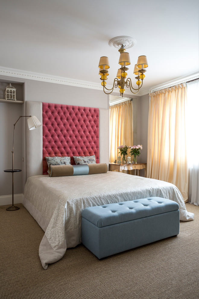 На фото: хозяйская спальня среднего размера в классическом стиле с серыми стенами и ковровым покрытием с