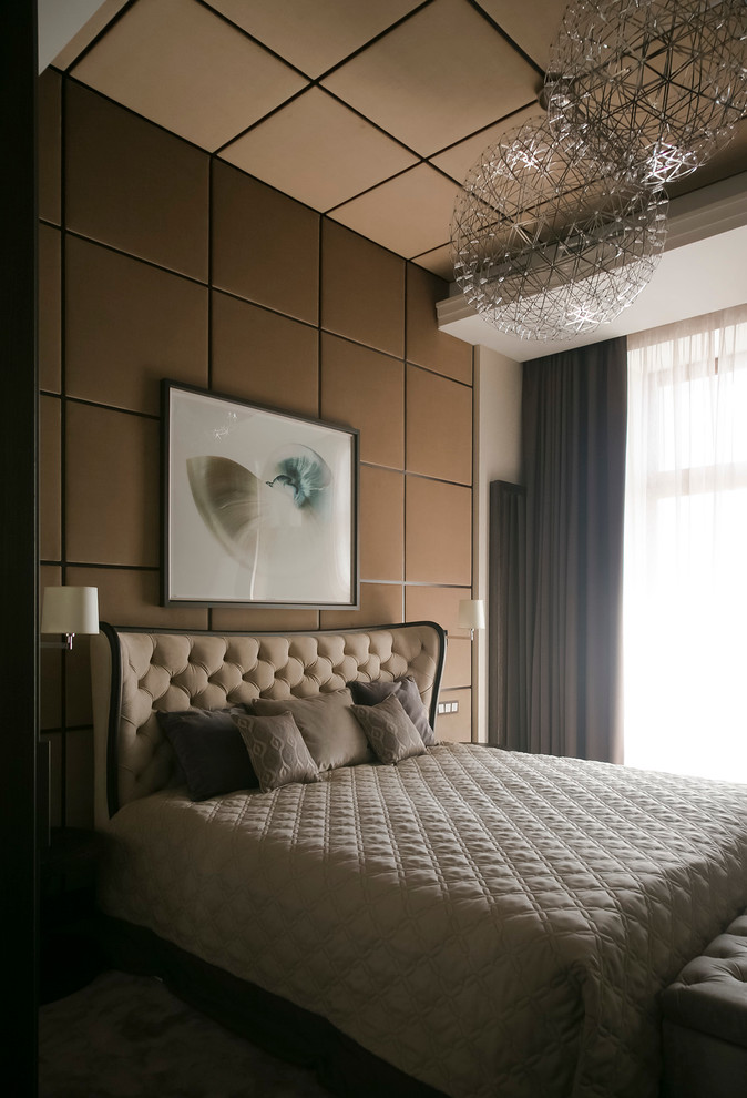 На фото: хозяйская спальня среднего размера в современном стиле с бежевыми стенами с