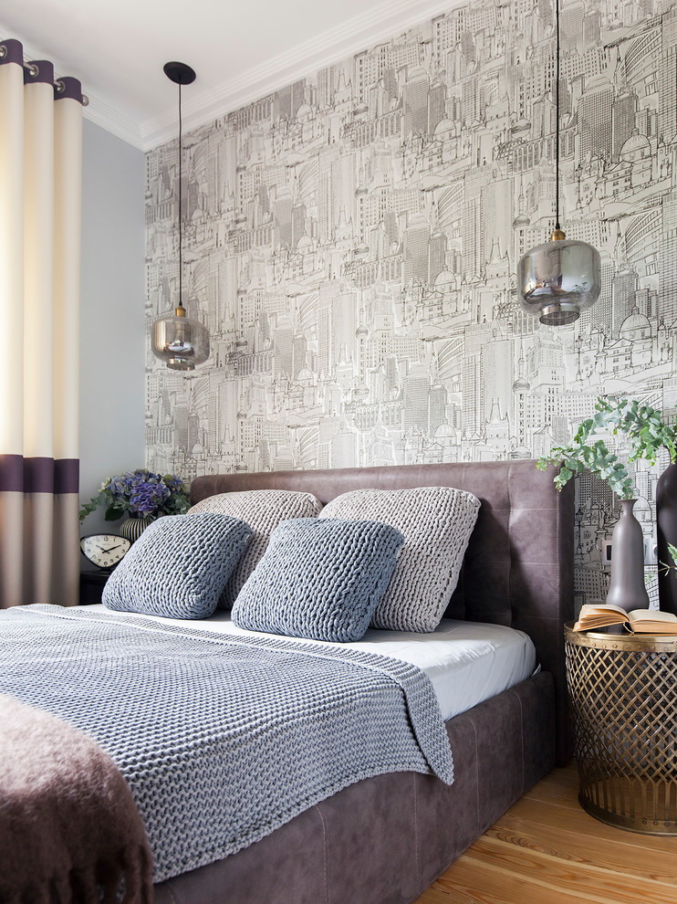 Esempio di una piccola camera matrimoniale minimal con pareti grigie, pavimento in legno massello medio e pavimento beige