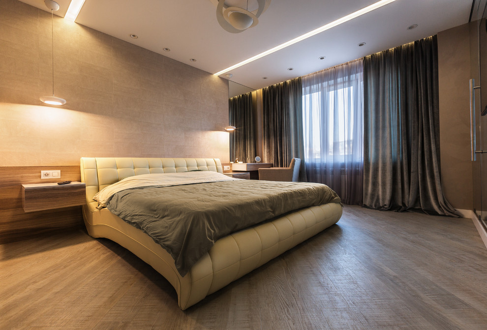 Пример оригинального дизайна: хозяйская спальня среднего размера в современном стиле с бежевыми стенами и полом из винила