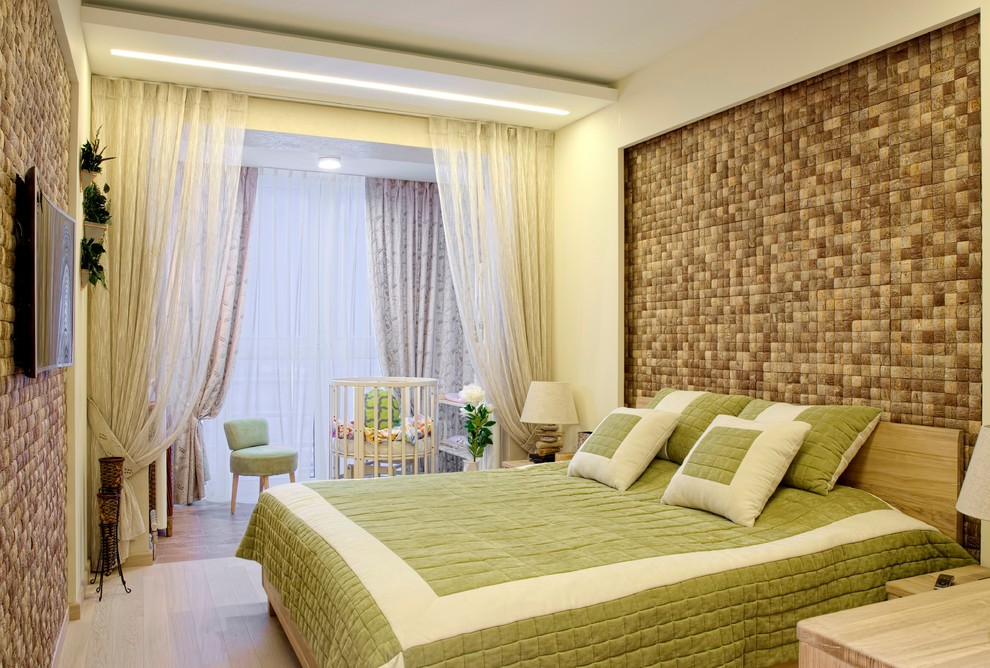 Immagine di una camera matrimoniale minimal con pareti gialle e parquet chiaro
