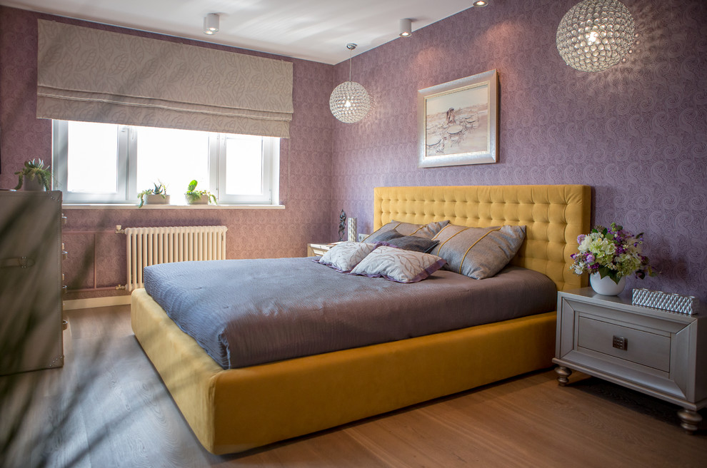 Modernes Hauptschlafzimmer ohne Kamin mit lila Wandfarbe und hellem Holzboden in Moskau