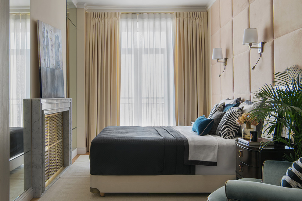 На фото: хозяйская спальня в стиле неоклассика (современная классика) с бежевыми стенами, светлым паркетным полом и коричневым полом