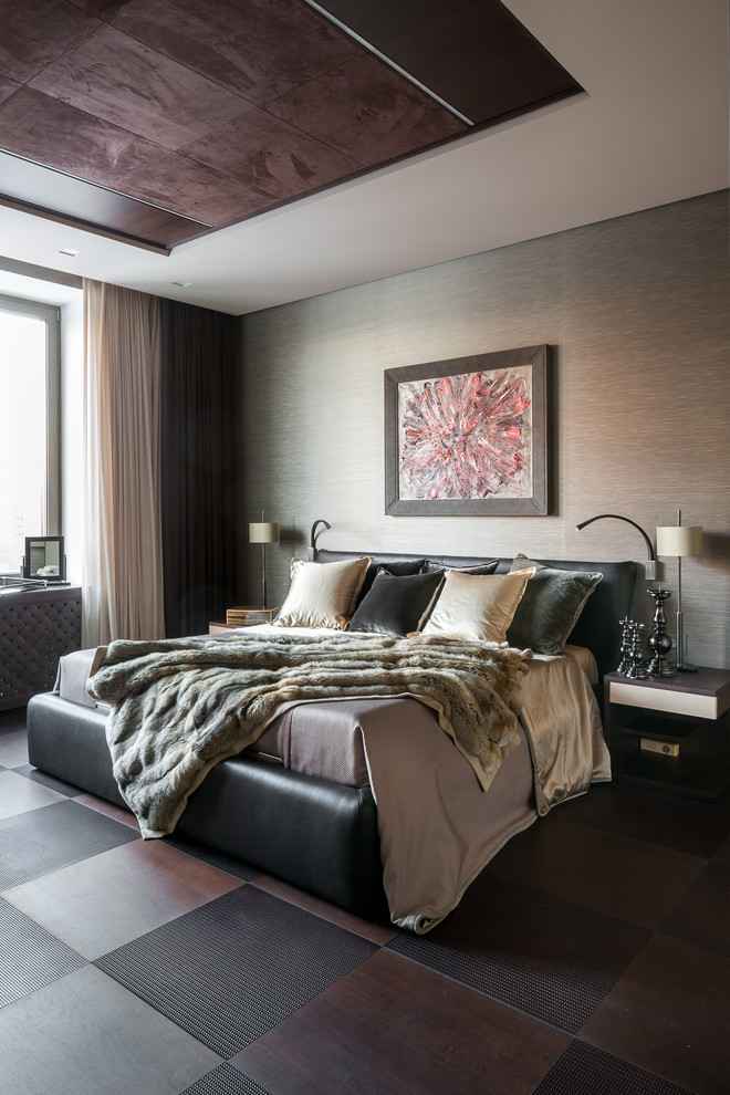Diseño de dormitorio principal actual de tamaño medio con paredes marrones, suelo de madera oscura y suelo marrón