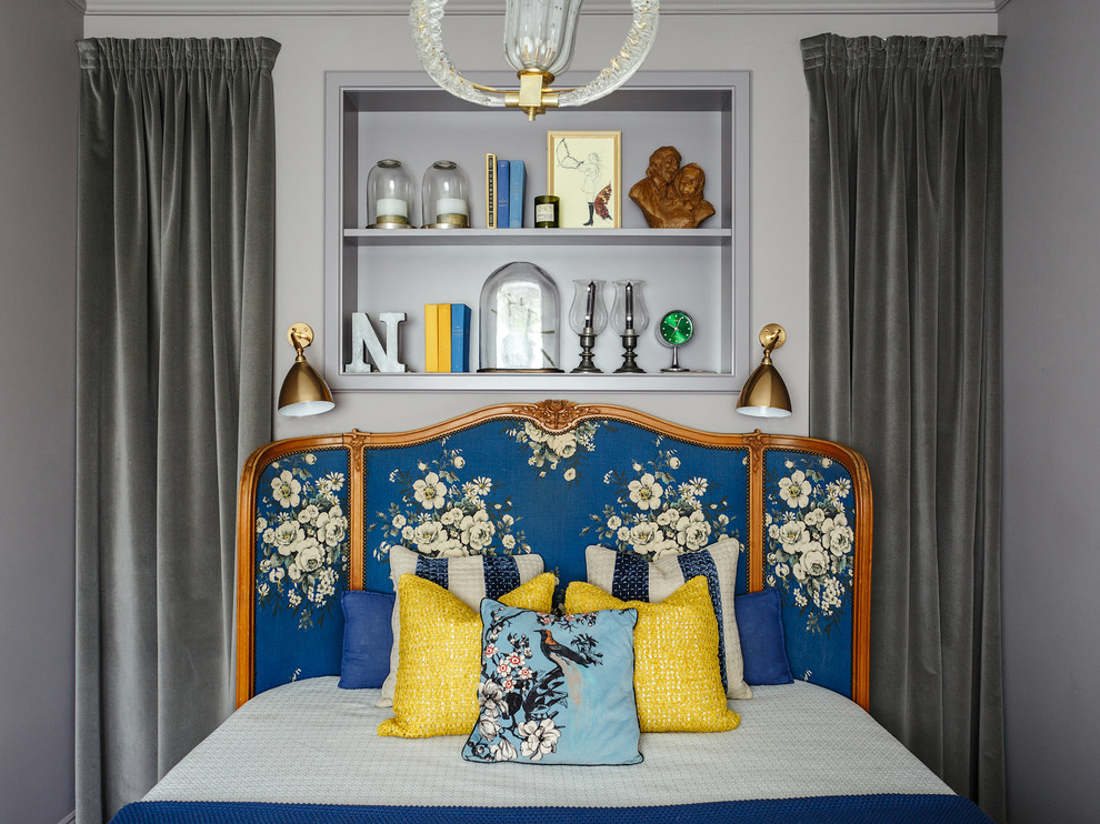 Пример оригинального дизайна: хозяйская спальня в стиле неоклассика (современная классика) с серыми стенами