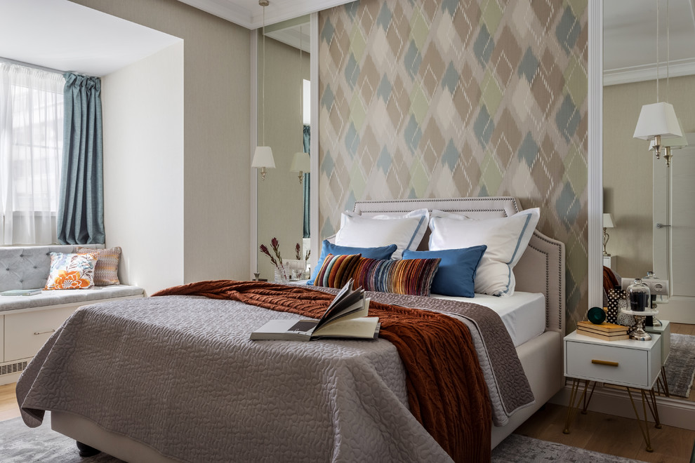 Идея дизайна: хозяйская спальня в стиле неоклассика (современная классика) с паркетным полом среднего тона, коричневым полом, бежевыми стенами и кроватью в нише