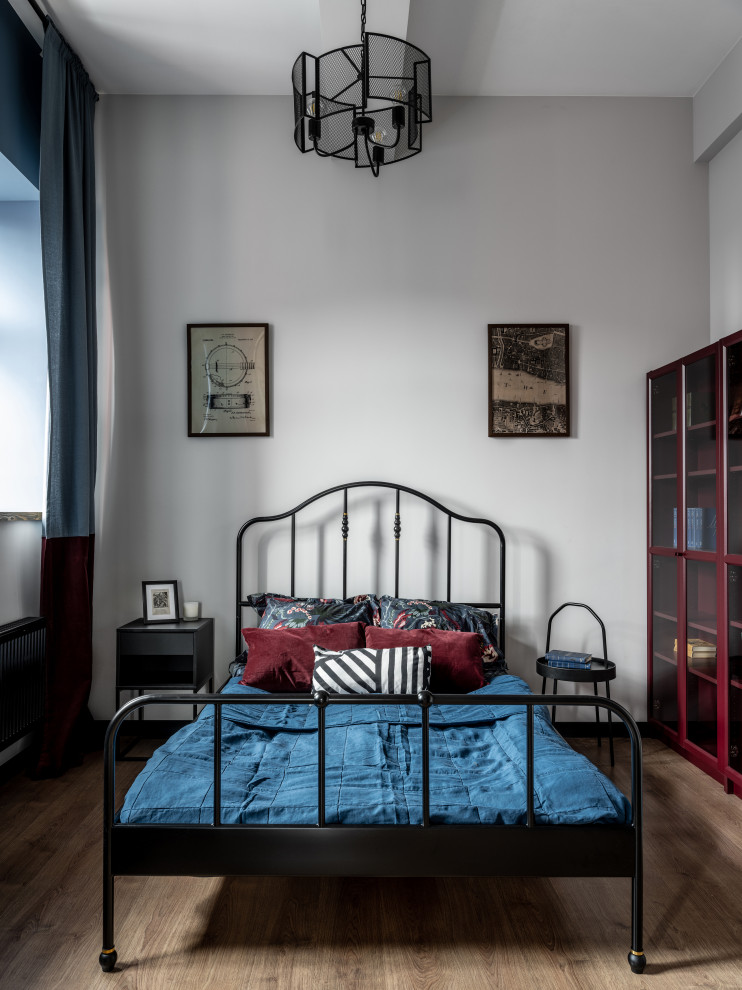 Свежая идея для дизайна: спальня в стиле лофт с серыми стенами, паркетным полом среднего тона и коричневым полом - отличное фото интерьера
