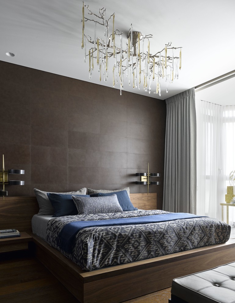 На фото: большая спальня в современном стиле с коричневыми стенами, темным паркетным полом, коричневым полом, тюлем и кроватью в нише с