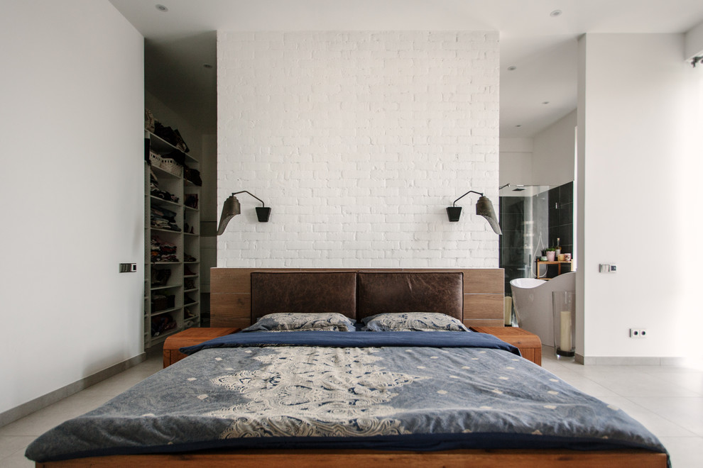 Пример оригинального дизайна: хозяйская спальня среднего размера в стиле лофт с белыми стенами, бетонным полом и серым полом