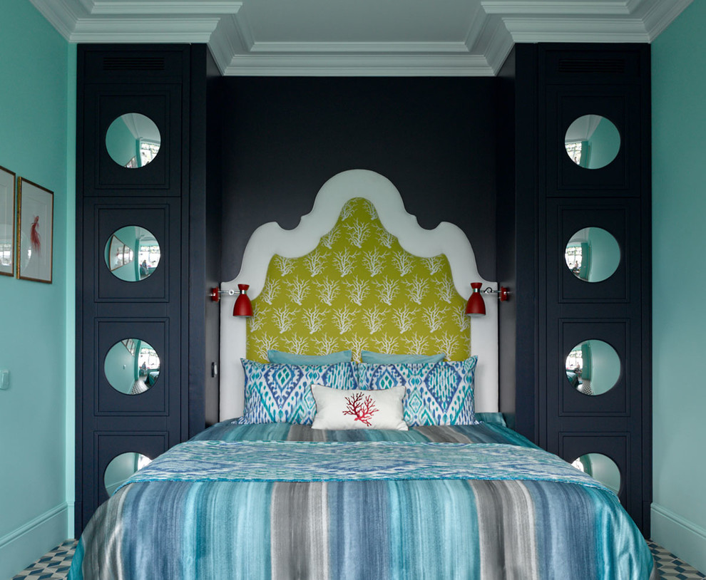 Стильный дизайн: большая хозяйская спальня в стиле фьюжн с полом из керамической плитки, синим полом, синими стенами и кроватью в нише - последний тренд