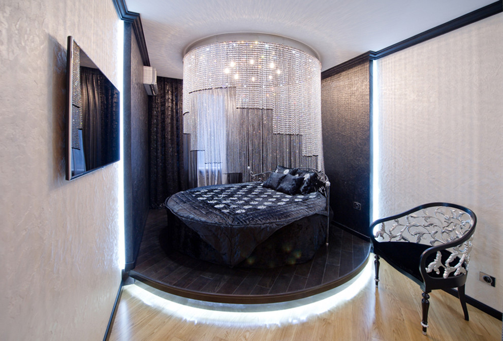 Idée de décoration pour une petite chambre d'amis design avec un mur noir, parquet clair et aucune cheminée.