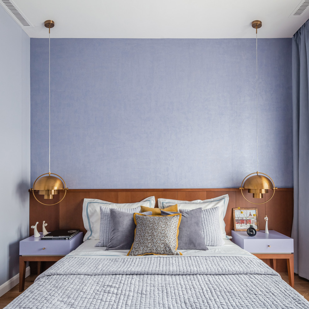На фото: хозяйская спальня среднего размера в скандинавском стиле с фиолетовыми стенами, паркетным полом среднего тона и коричневым полом без камина