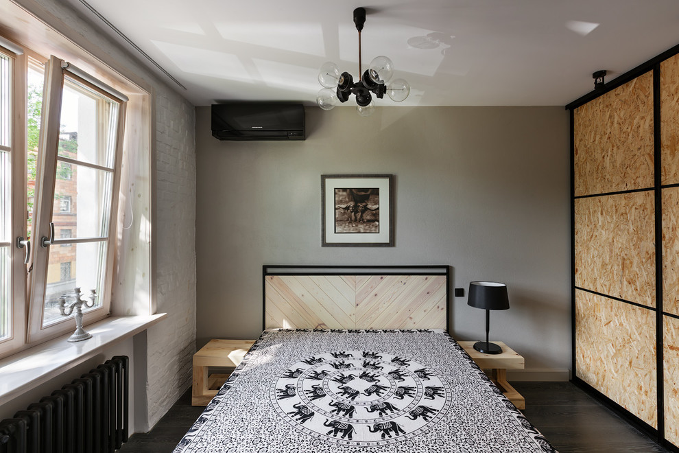 Idee per una piccola camera matrimoniale contemporanea con pareti grigie, parquet scuro e pavimento nero