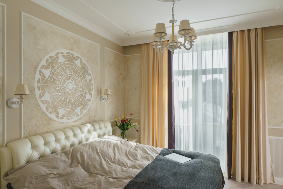 Cette photo montre une chambre chic avec un mur beige, parquet clair et un sol beige.