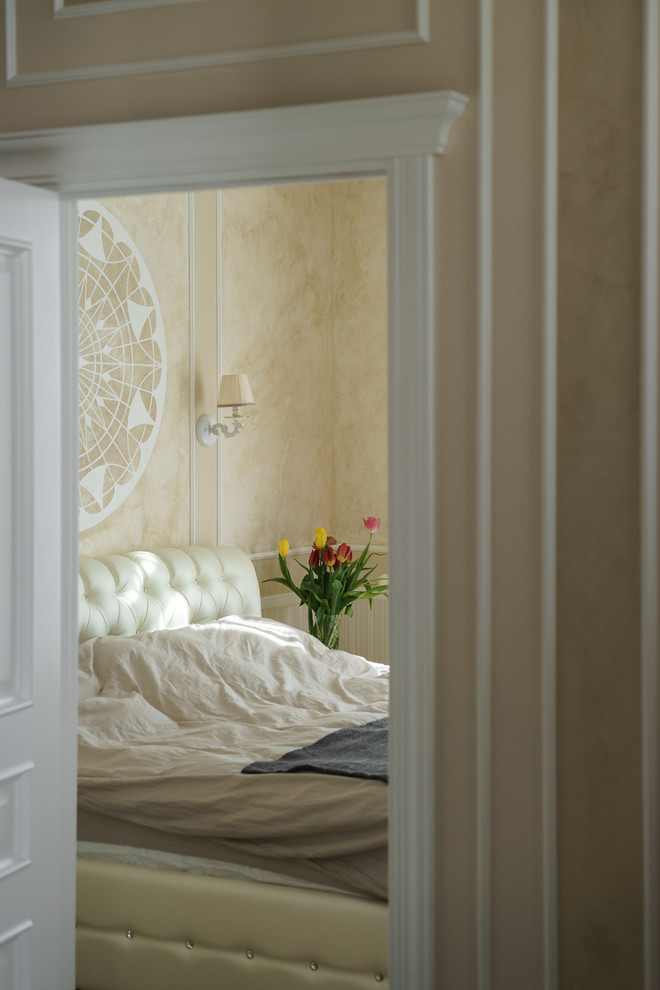 Foto de dormitorio tradicional con paredes beige, suelo de madera clara y suelo beige