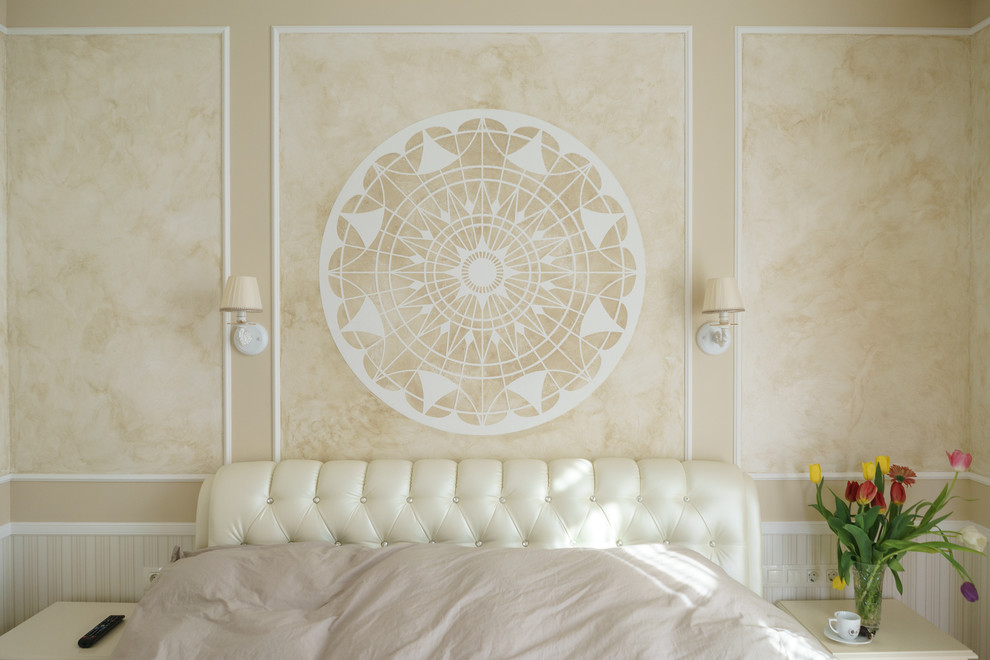 Esempio di una camera da letto tradizionale con pareti beige, parquet chiaro e pavimento beige