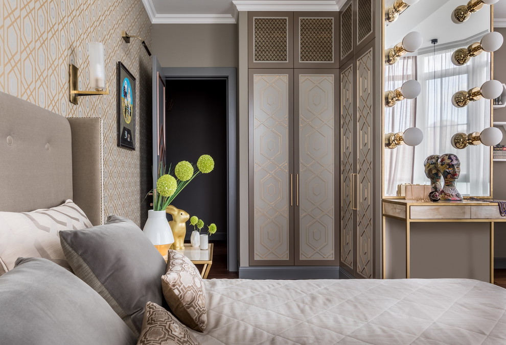 モスクワにあるコンテンポラリースタイルのおしゃれな主寝室 (茶色い壁、無垢フローリング、茶色い床)