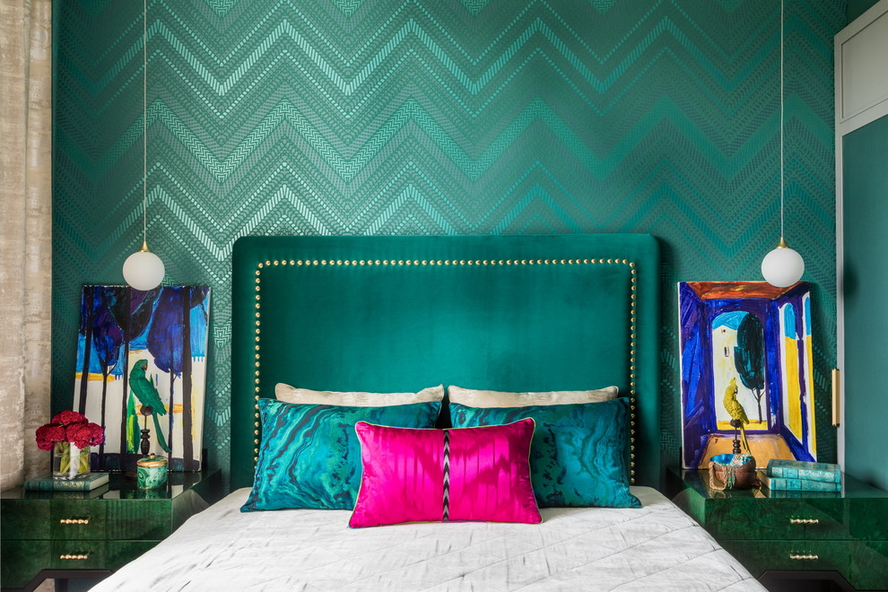 Пример оригинального дизайна: хозяйская спальня в современном стиле с зелеными стенами