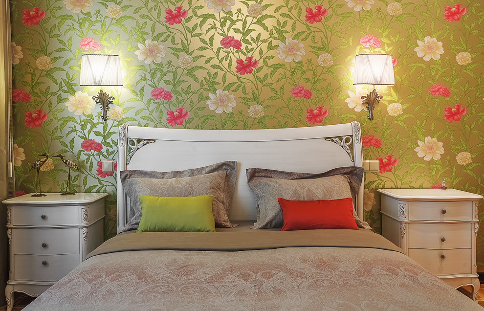 Foto de dormitorio principal tradicional con paredes multicolor