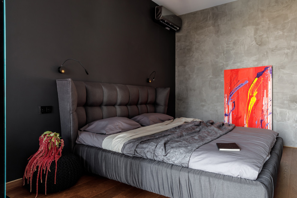Источник вдохновения для домашнего уюта: хозяйская спальня в современном стиле с серыми стенами и коричневым полом