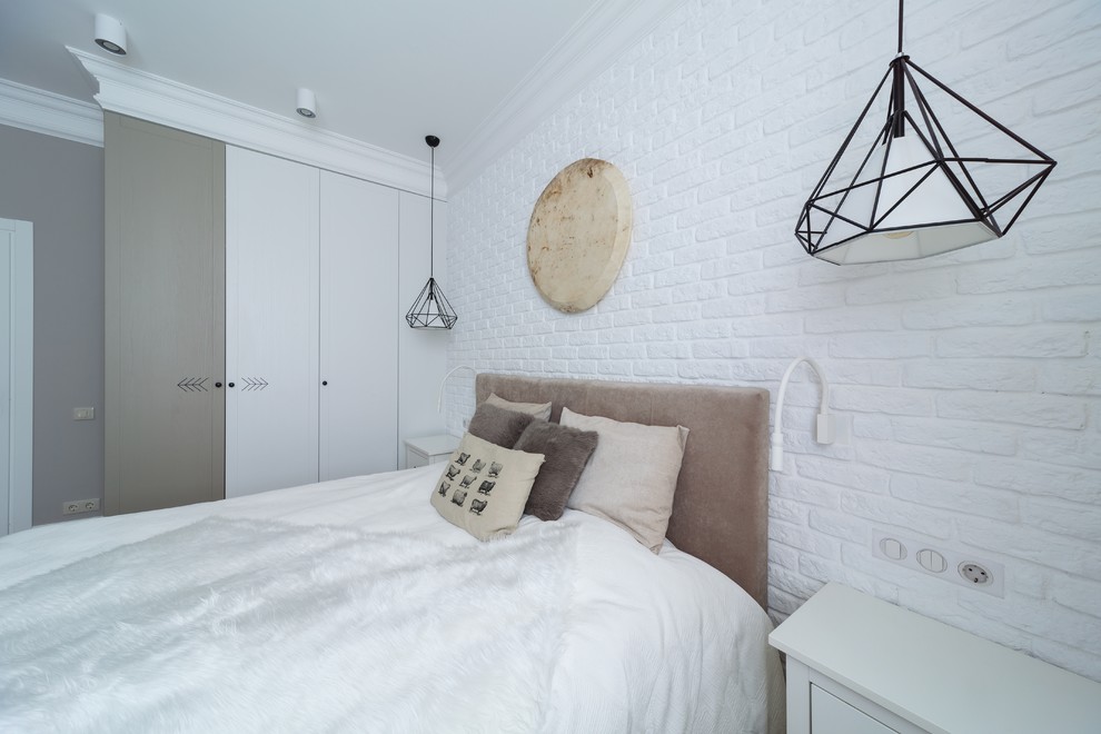 Источник вдохновения для домашнего уюта: хозяйская спальня среднего размера в скандинавском стиле с белыми стенами и коричневым полом