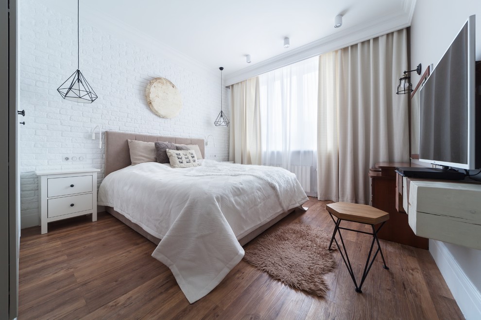 На фото: хозяйская спальня среднего размера в скандинавском стиле с белыми стенами и коричневым полом