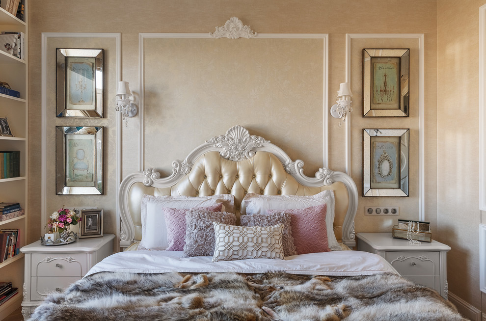 Стильный дизайн: хозяйская спальня в классическом стиле с бежевыми стенами - последний тренд
