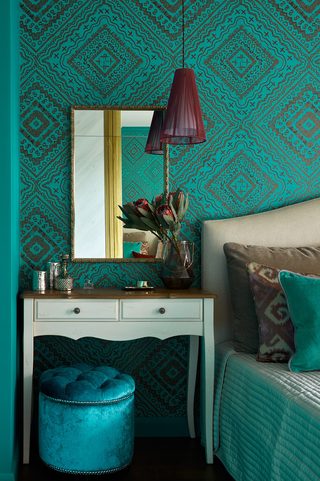 На фото: хозяйская спальня среднего размера в стиле фьюжн с темным паркетным полом и разноцветными стенами