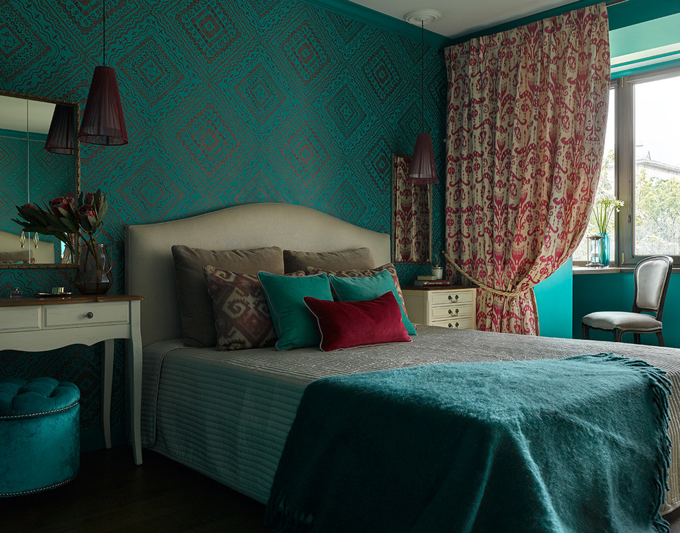 Свежая идея для дизайна: хозяйская спальня среднего размера в стиле фьюжн с зелеными стенами и темным паркетным полом - отличное фото интерьера