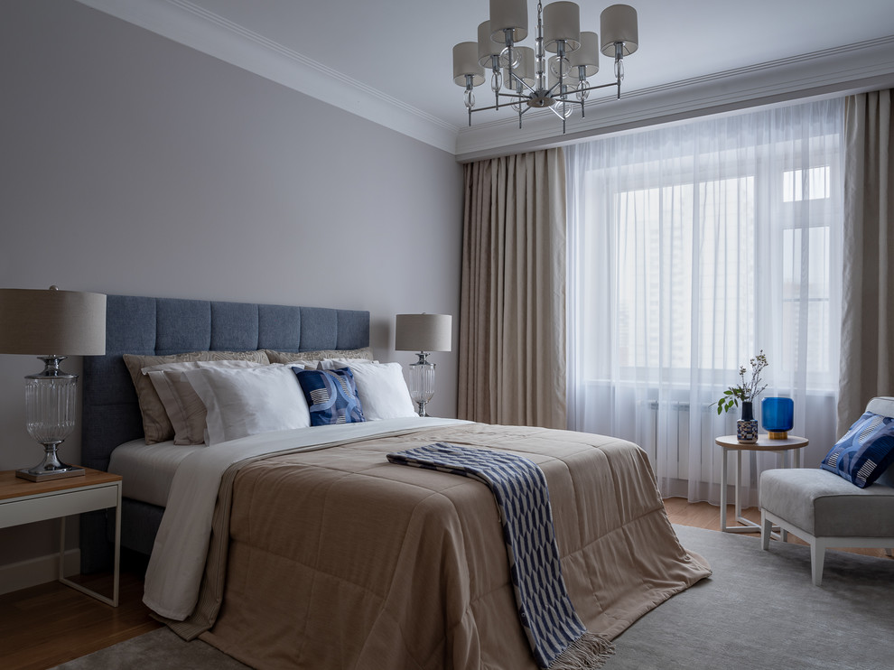 Imagen de habitación de invitados clásica renovada de tamaño medio con suelo de madera en tonos medios, paredes grises y suelo marrón