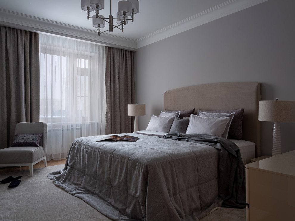 Идея дизайна: хозяйская спальня среднего размера в стиле неоклассика (современная классика) с паркетным полом среднего тона и серыми стенами