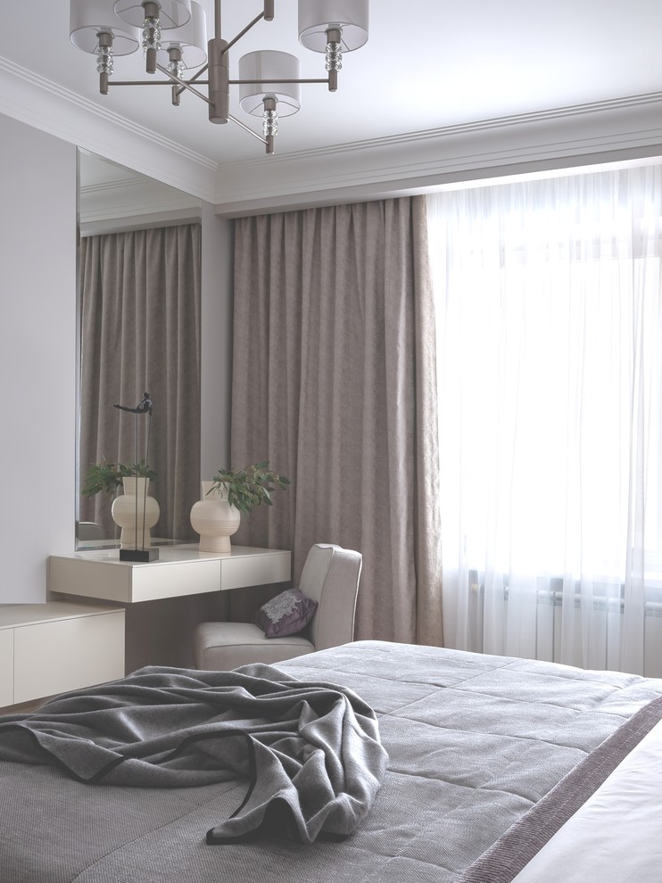 Стильный дизайн: хозяйская спальня среднего размера в современном стиле с паркетным полом среднего тона - последний тренд