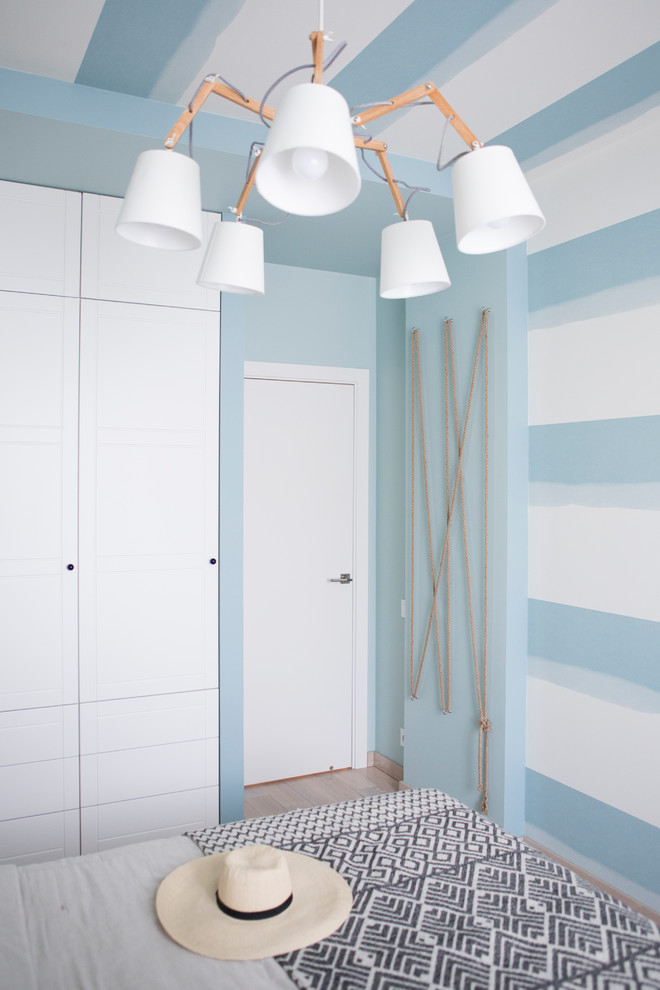 Cette image montre une petite chambre parentale design avec un mur vert, parquet clair, un sol beige, un plafond en papier peint et du papier peint.