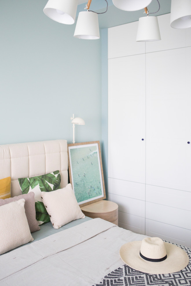 Ejemplo de dormitorio principal actual pequeño con paredes verdes, suelo de madera clara, suelo beige, papel pintado y papel pintado