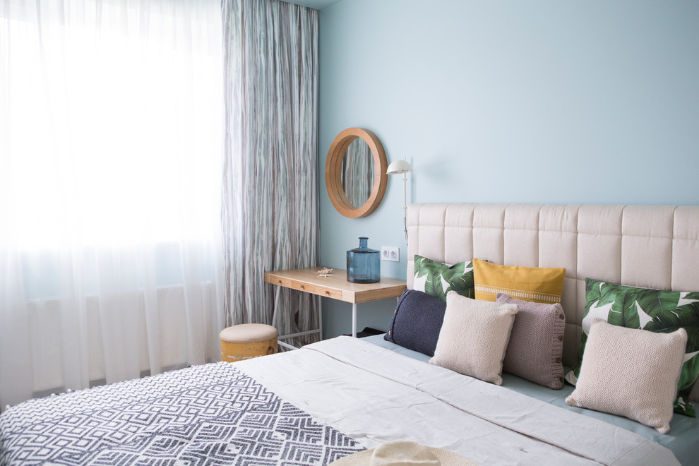 Ejemplo de dormitorio principal actual pequeño con paredes verdes, suelo de madera clara, suelo beige, papel pintado y papel pintado
