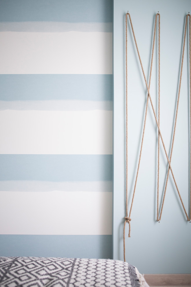 Aménagement d'une petite chambre parentale contemporaine avec un mur bleu, parquet clair, un sol beige et un plafond en papier peint.