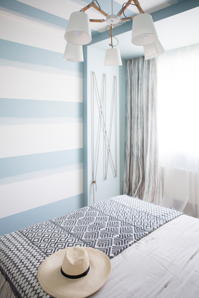 Cette image montre une petite chambre parentale design avec un mur vert, parquet clair, un sol beige et un plafond en papier peint.