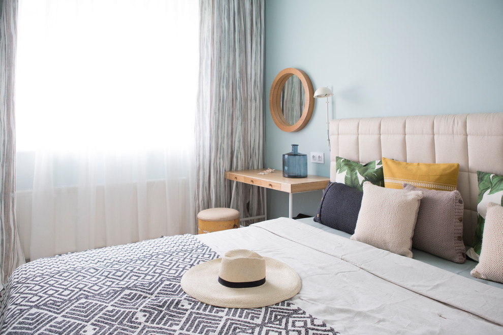 Foto de dormitorio principal contemporáneo pequeño con paredes verdes, suelo de madera clara, suelo beige y papel pintado